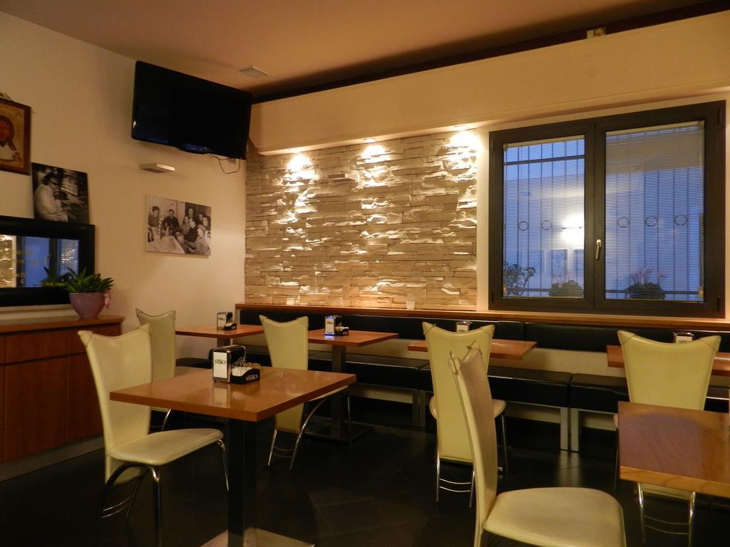 צ'יטדלה Locanda Trattoria Caffe Cavour מראה חיצוני תמונה
